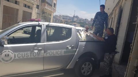 الضابطة الجمركية والصحة توقفان معملاً لتصنيع الحلويات عن العمل في محافظة الخليل