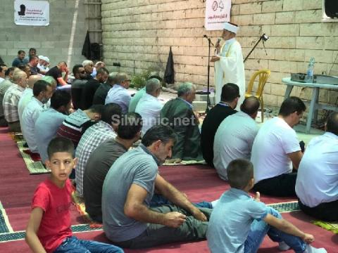 العشرات يؤدون “الجمعة“ في حي واد الحمص رفضا لقرارات الاحتلال