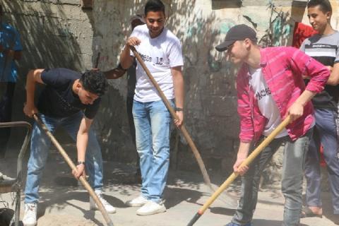 لجنة الحاووز تنفذ يوم تطوعي لتنظيف منطقة الحاووز بمخيم خان يونس