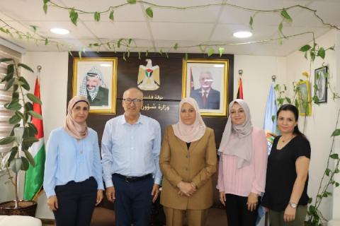 حمد تبحث سبل تعديل المناهج