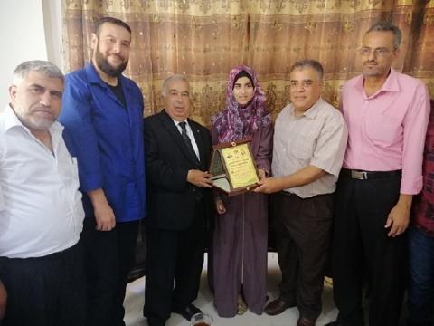 محافظ خان يونس يكرم الاولى في الثانوية العامة على مستوي المحافظة