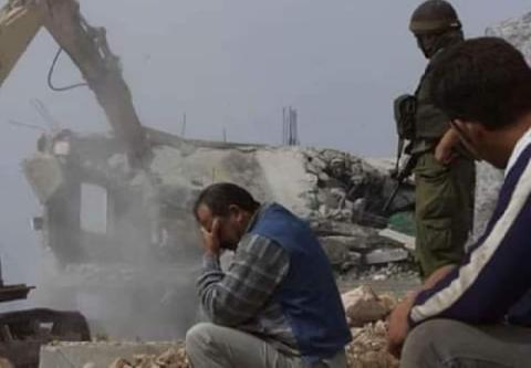 القدس: الاحتلال يجبر مواطنا على هدم منزله