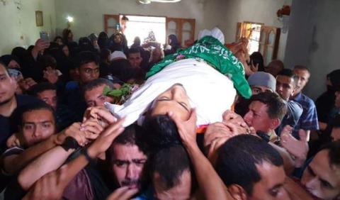 جماهير غفيرة تشيع جثمان الشهيد أحمد القرا جنوب القطاع