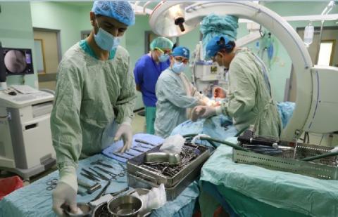 وفد طبي تشيلي متخصص بجراحة العظام يجري 32 عملية  جراحية نوعية ومعقدة بغزة