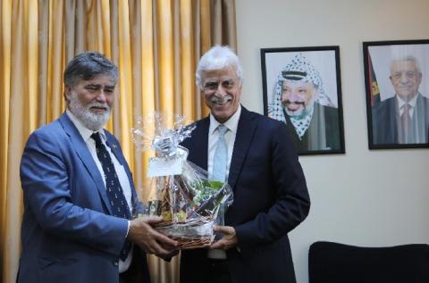 عورتاني يكرم ممثل كندا بمناسبة انتهاء مهامه الرسمية
