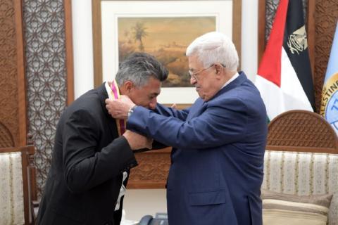 الرئيس عباس يقلد عمر العبداللات “وسام الثقافة والعلوم والفنون“
