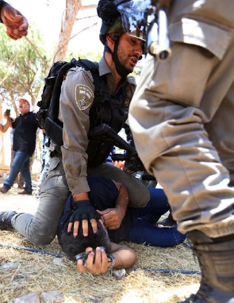 قوات الاحتلال تعتقل ثلاثة مواطنين من القدس