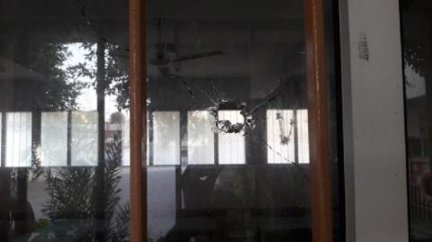رصاصة إسرائيلية ثقيلة تصيب مدرسة وسط القطاع