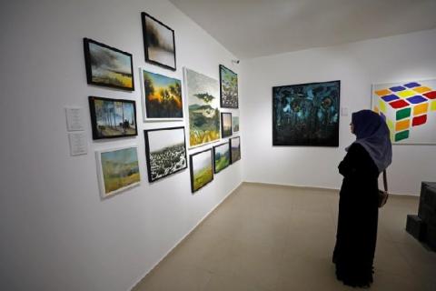 (خذ بيدي أيها المستحيل).. معرض جماعي للوحات شبان فلسطينيين