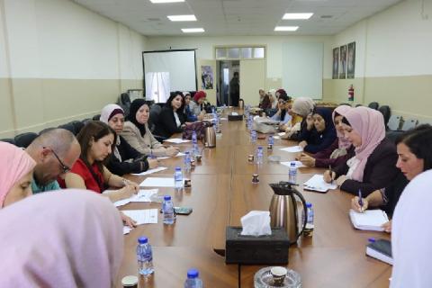 حمد تكرم نخبة من الطالبات المميزات لهذا العام