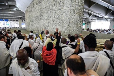 اشتية يطمئن على حجاج فلسطين