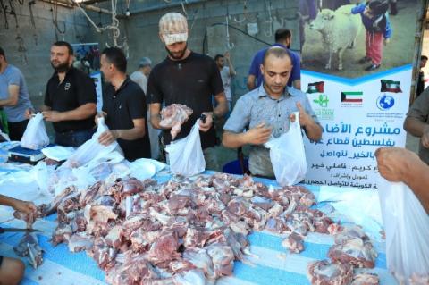 “الرياض“ توزّع أضاحي على 220 أسرة بغزة
