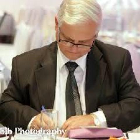 الجسر / منحوت من حجارة الكلمات الوطنية.. هندسة وبناء: مكتبة المنارة العالمية
