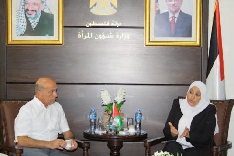 حمد تبحث التمكين الإقتصادي للمرأة في سياق التنمية المحلية