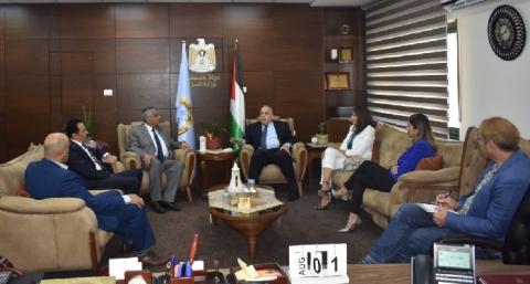 وزير العمل يبحث مع جمعية البنوك في فلسطين آفاق التعاون المشترك