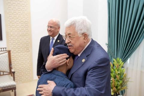 عائلة من غزة تناشد أبو مازن لانقاذ طفلها من الموت