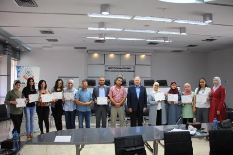 “تجارة نابلس“ والرؤية العالمية تختتمان دورة (تدريب مدربين)