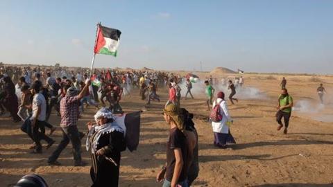 المركز الفلسطيني يرصد اعتداءات الاحتلال في الجمعة الـ 71 لمسيرات العودة
