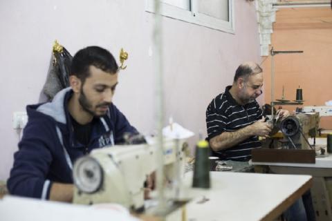 غزة: معامل وورشات الخياطة من الانتاج الى البطالة