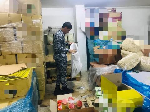 ضبط طني مواد تموينية غير صالحة وتوقيف معمل حلويات عن العمل في الخليل