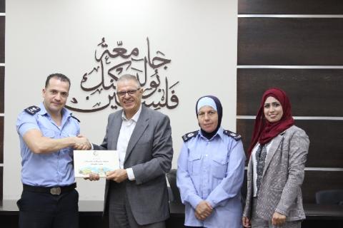 بوليتكنك فلسطين وشرطة الخليل تحتفلان باختتام برنامج “الطالب صديق الشرطة“