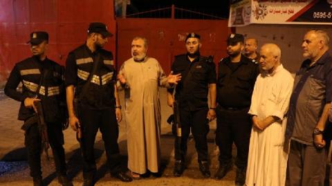 النائب الغول يتفقد عدداً من المراكز والنقاط الشرطة بمدينة غزة