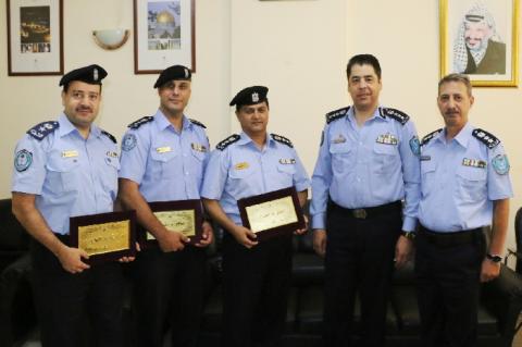 تكريم ثلاثة مدراء افرع العلاقات العامة بالشرطة لجهودهم في المخيمات الصيفية