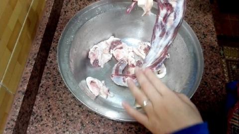 من روائع المطبخ التركي.. ذيل العجل في الفخار