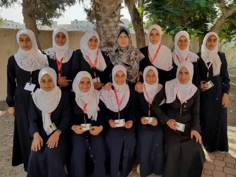 معلمة تطبق مبادرة خلاقة بعنوان “بعملي يزهو أملي وتزهر مدرستي“
