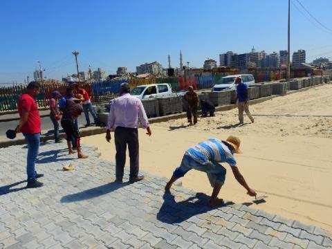 سلطة الموانئ البحرية تواصل أعمال تبليط الشارع الجنوبي للميناء