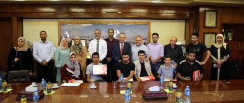 رئيس جامعة جامعة النجاح يلتقي مجموعة من طلبة الإعاقة البصرية وذويهم