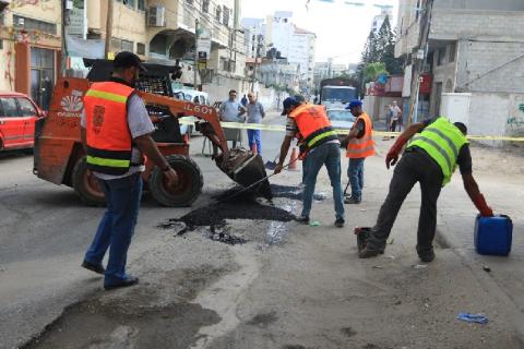 دائرة الطرق في بلدية غزة تنجز صيانة 40 حفرة في شوارع المدينة