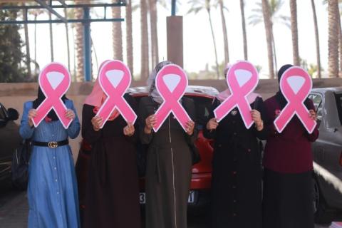 قافلة وردية لتشجيع طالبات الجامعات  على الكشف المبكر لسرطان الثدي