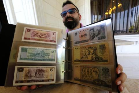 لبناني يسجل رقم قياسي في غينيس بأكبر مجموعة من الأوراق النقدية