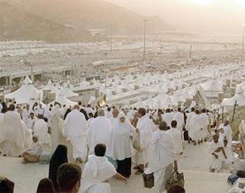 الحجاج يتوافدون على منى لبدء المناسك