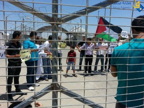 صور.. حملة "أريد حقي بالصلاة في القدس" تقيم صلاة الجمعة في اقرب نقطة من الأقصى