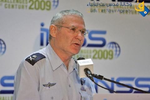 بريطانيا تؤخر دخول عاموس يدلين إلى أراضيها بسبب أمر اعتقال تركي