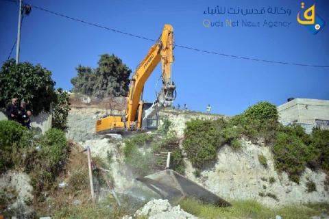 الاحتلال يهدم محل للخردة ومنشآت وأسوار في الخليل