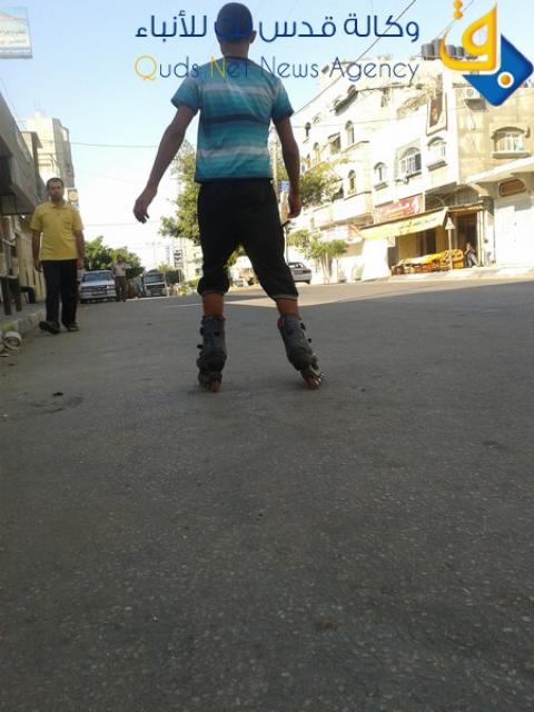 صور.. محمد يتجاوز واقع المخيم المرير بالتزلج بالعجلات
