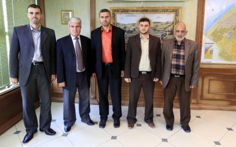 بلدية خان يونس والكلية الجامعية تستعدان لتنفيذ عمل تطوعي مشترك