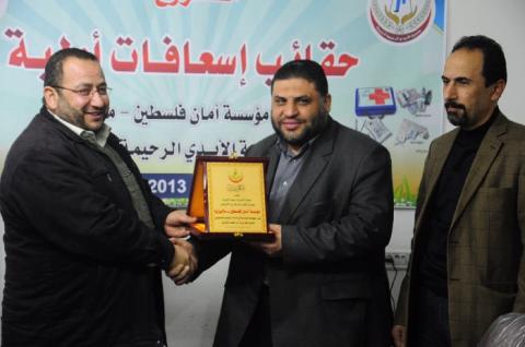 جمعية الأيدي الرحيمة توزع حقائب إسعافات أولية