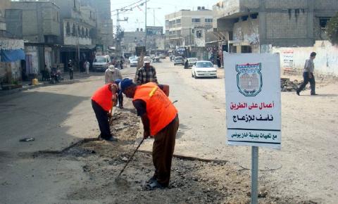 بلدية خان يونس تركب 2000 م 2بلاط انترلوك لصيانة شوارعها