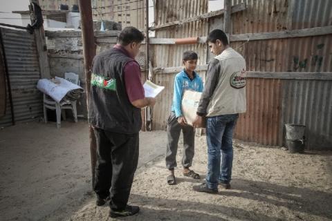 "روّاد" تختتم مشروع توزيع الطرود الغذائية