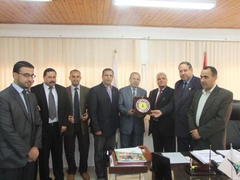 جامعة الأقصى تفتتح العيادة الطبية بخان يونس