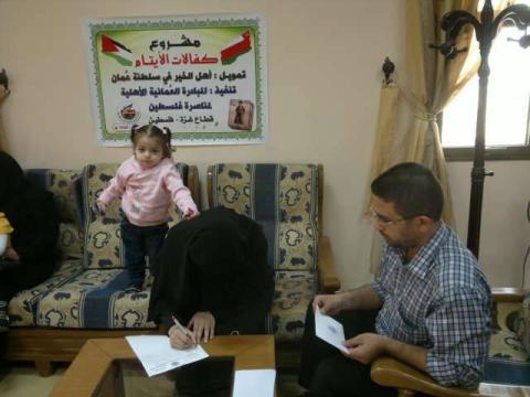 المبادرة العُمانية توزع كفالات الأيتام لشهر مايو 2014