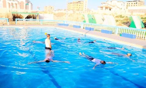 جمعية الأيدي الرحيمة تكرم المشاركين بدورة السباحة