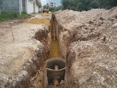 بلدية طولكرم تقوم بتنفيذ مشروع خطوط صرف صحي بالمدينة والضواحي