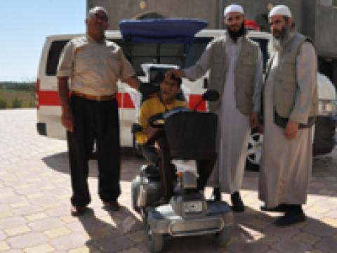 "الكتاب والسنة" توفر مقعدين كهربائيين لمعاقين بغزة