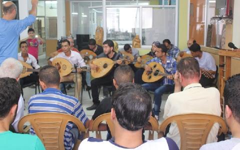 المركز الثقافي يخرج المشاركين بدورة العزف على العود
