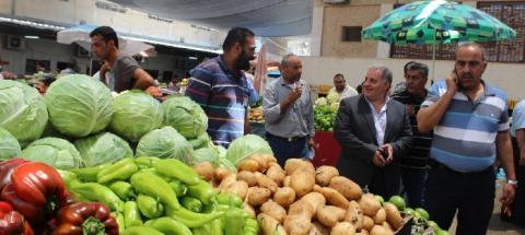 رئيس بلدية طولكرم يتفقد سوق بسطات الخضار الجديد